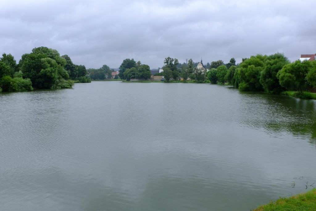 pohled na rybník od zámku