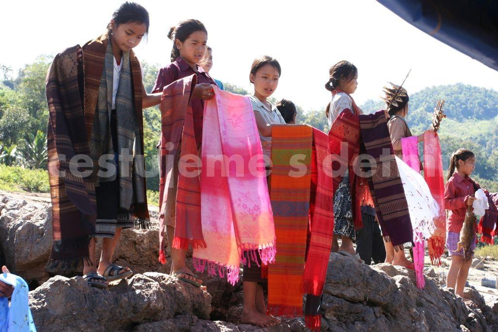 Mekong - dětí prodávající překrásné barevné šátky