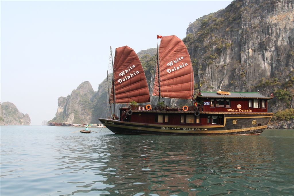 Halong Bay na lodi White Dolphin