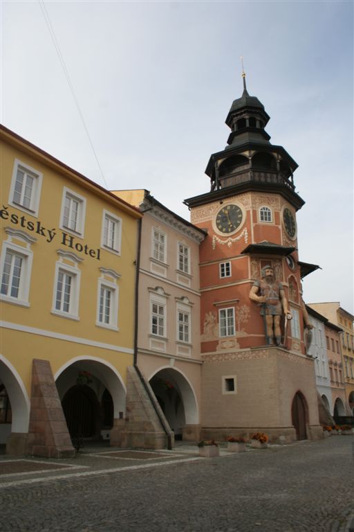 Radnice s obry - Hostinné