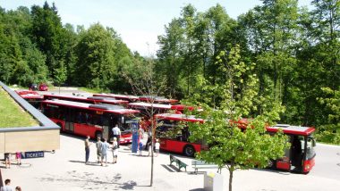 spodní parkoviště a autobusy a turisté