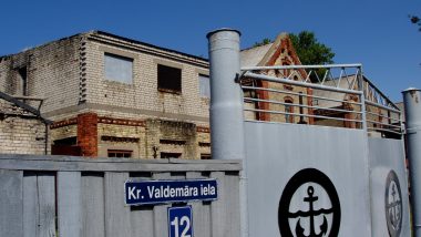 opuštěná fabrika v přístavu