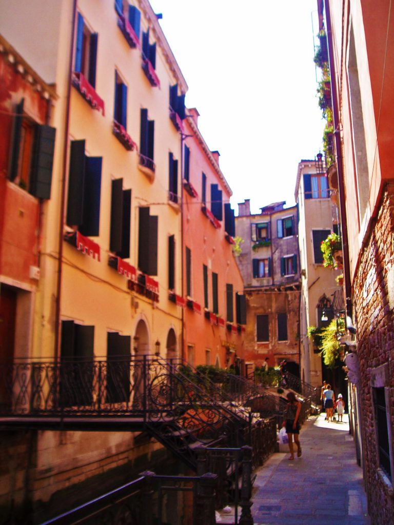 malé uličky Benátek