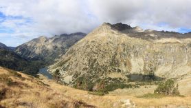 napravo Estany Redó, vlevo Estany Llong