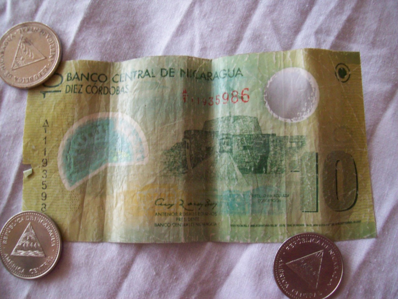 peníze v Nikaragui jsou opravdu krásně barevné