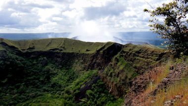 kráter vulkánu Nindirí, v pozadí kouřící kaldera