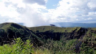 výhled přes kráter vulkánu Nindirí na kouřící kalderu vulkánu Masaya