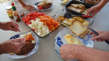 bohatá snídaně - vajíčka, sýr, gallo pinto a tropické ovoce