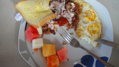 bohatá snídaně - vajíčka, sýr, gallo pinto a tropické ovoce