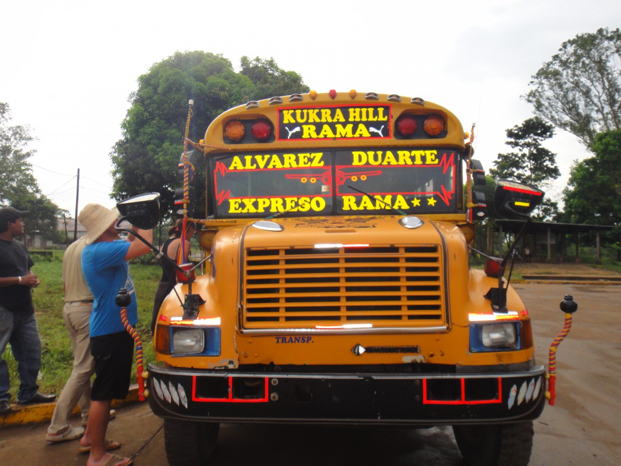 vyřazené autobusy amerických škol fungují jako místní linkové autobusy