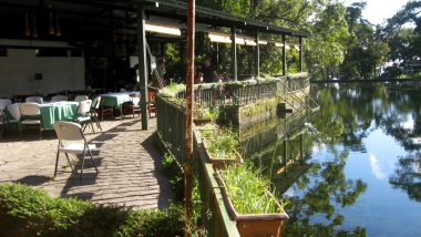 restaurace je umístěna hned u jezírka