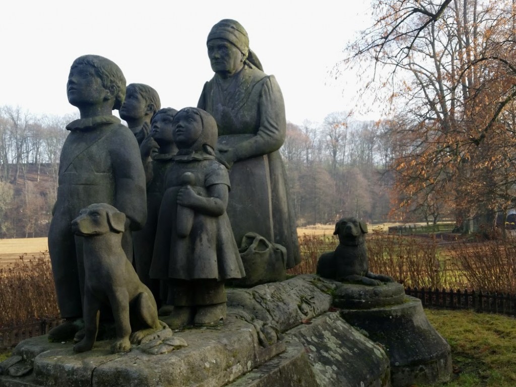 pomník: Babička s dětmi 