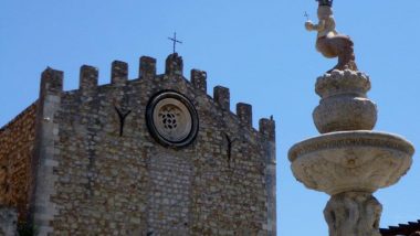 kostel a horní část kašny- symbol Taorminy