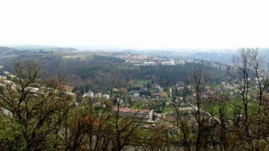 pohled na prahu z vyhlídky od cesty mezi Úholičkami a Libčicemi nad Vltavou