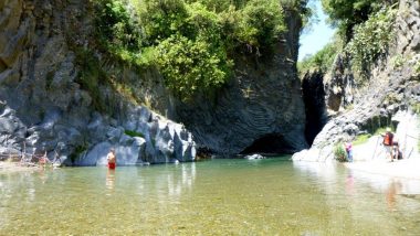 koupání v ledové vodě v Gola del Alcantara