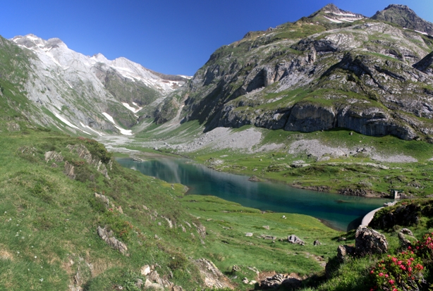 nádrž ve Vallée d´Ossau....křištálová voda, zelená tráva a hory kolem