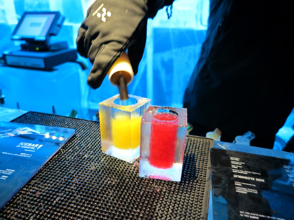 barevné drinky v nádherných ledových skelnicích