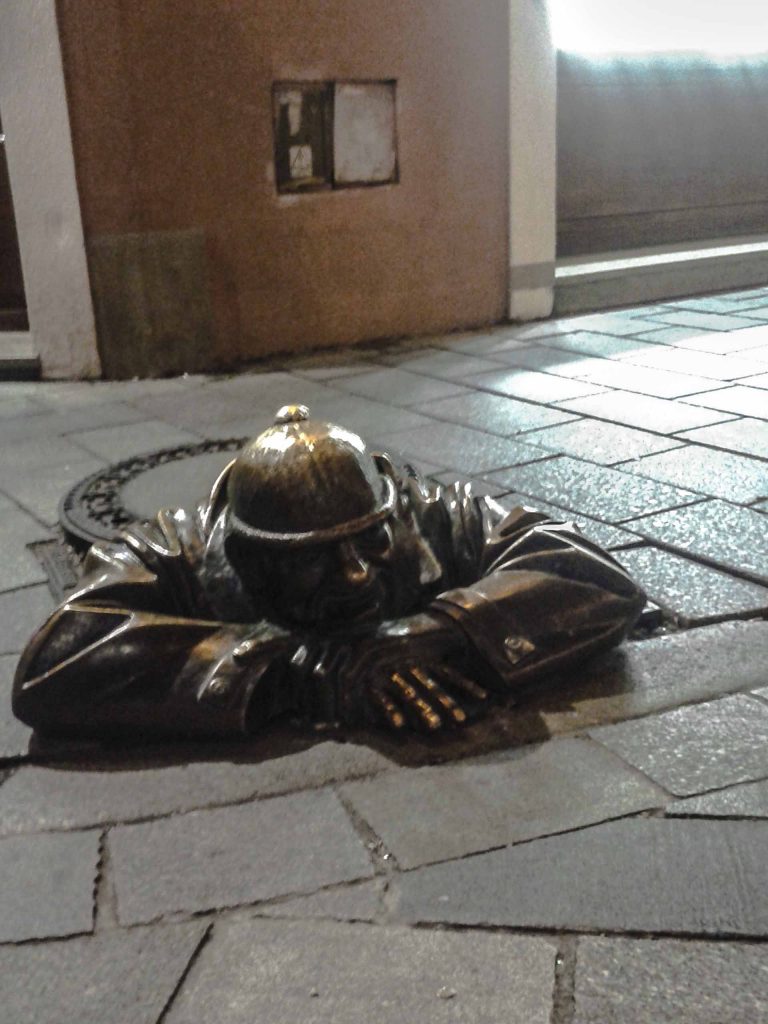 Čumil. Turisty oblíbená socha v uličkách města. Hledejte.... snadno objevíte 20131219_185558