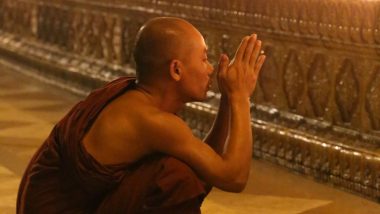 modlitba ve večerní pagodě ulicemi Rangúnu k pagodě Shwedagon