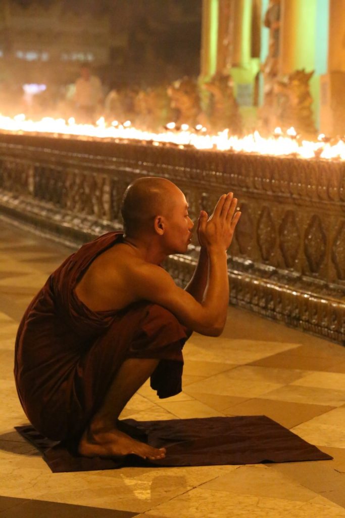 modlitba ve večerní pagodě ulicemi Rangúnu k pagodě Shwedagon