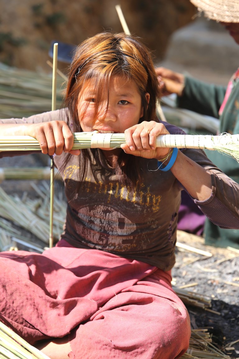 ženy vyrábějí košťata,v tibetské vesnici, Myanmar