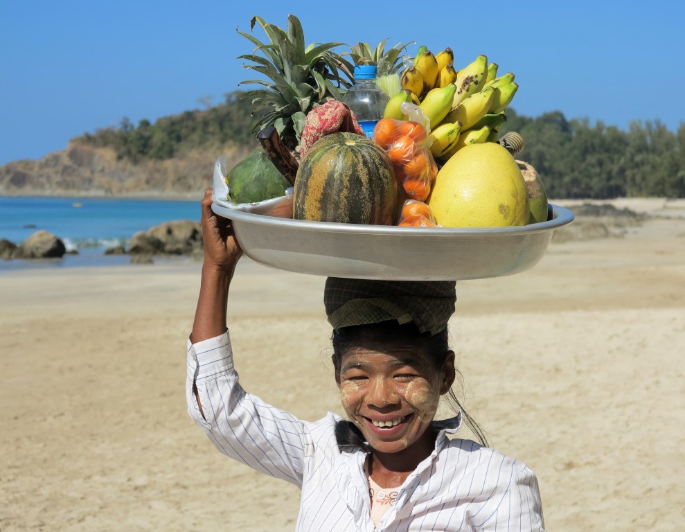 barmské ženy s ovocem pláž Ngapali