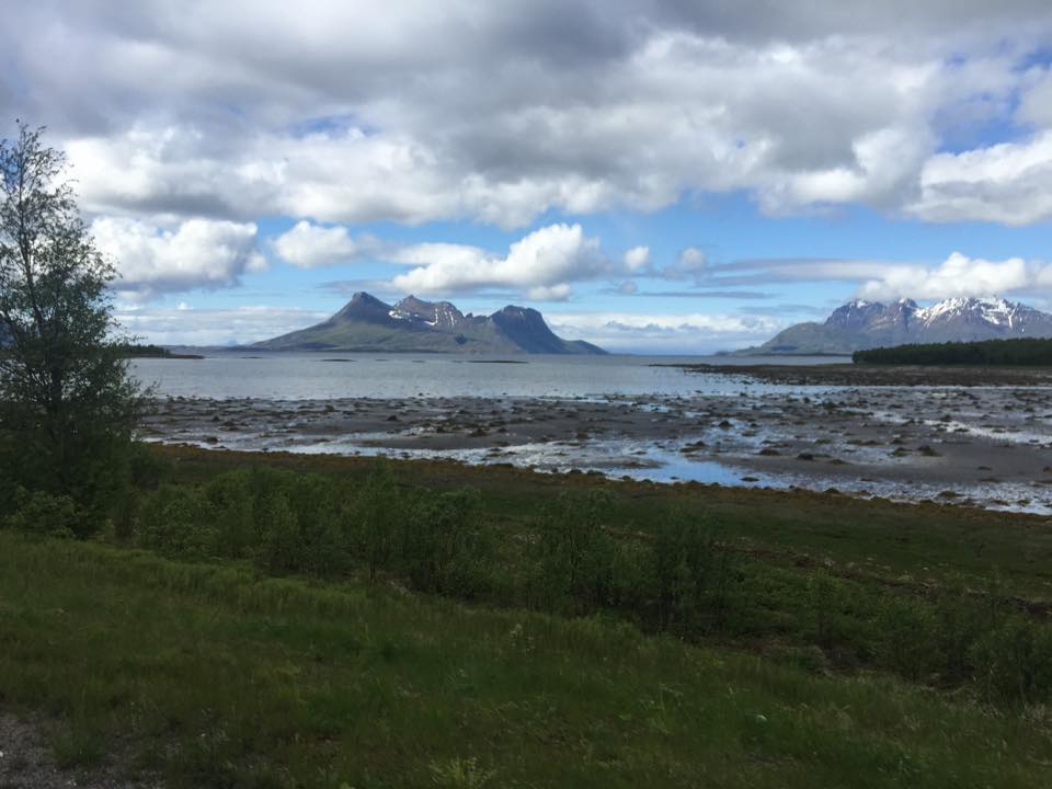 lodí z Straumfjordenu s pohledem na Lofoty Lofoty