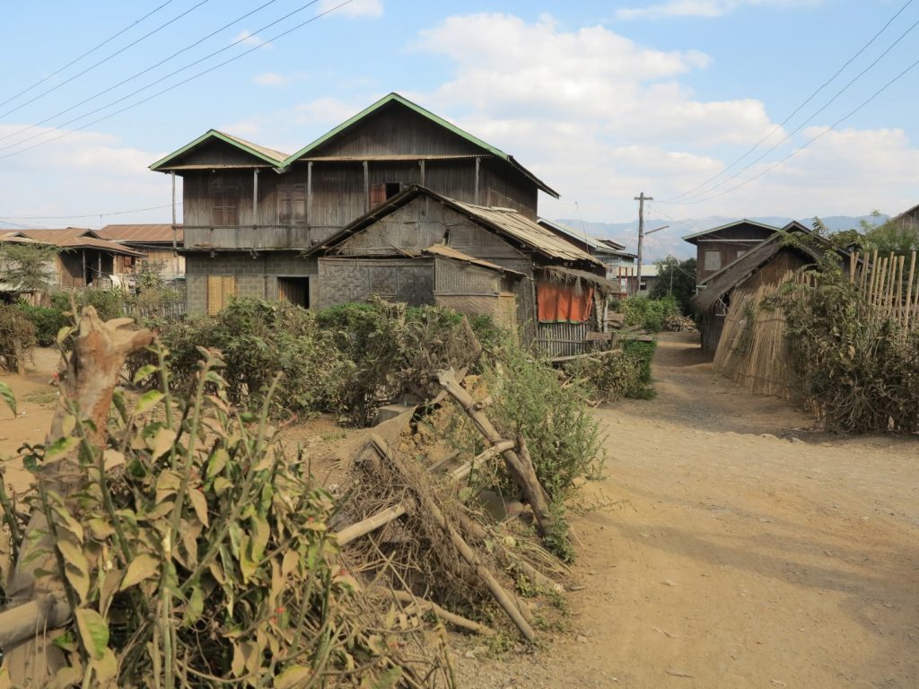 vesničky , kde se živí ručním zpracováním a sušením potravin a dalšími řemesly