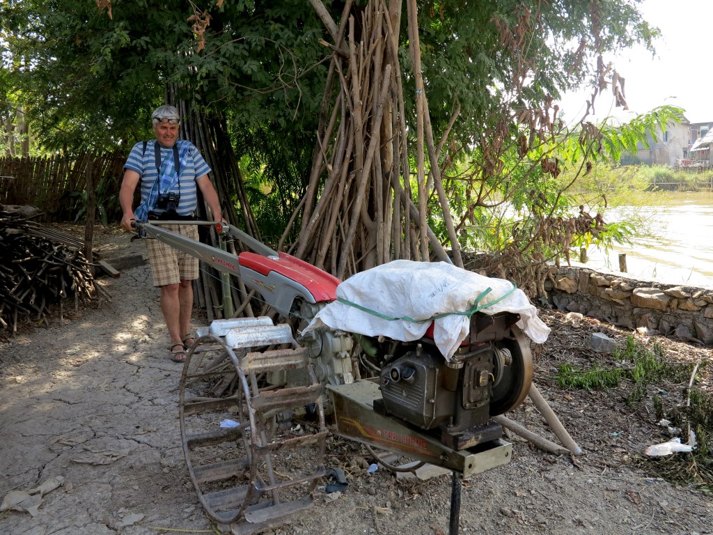 cesta podél hlavního kanálu