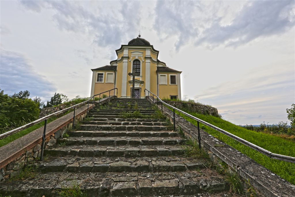 Maková hora kostel sv.Jana Křtitele a Panny Marie Karmelitské u Smolotel
