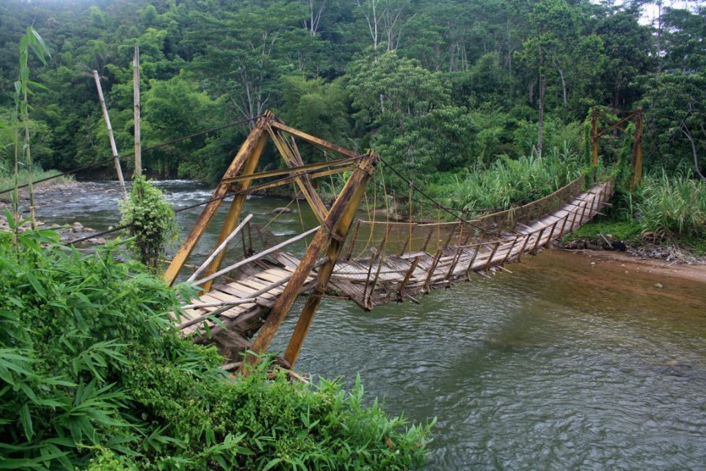 visutý most po povodni - Loksado