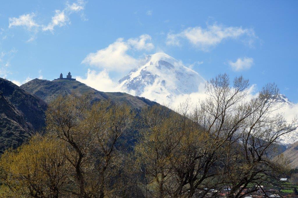 nejslavnější pohled na Kazbeg- s klášterem v popředí