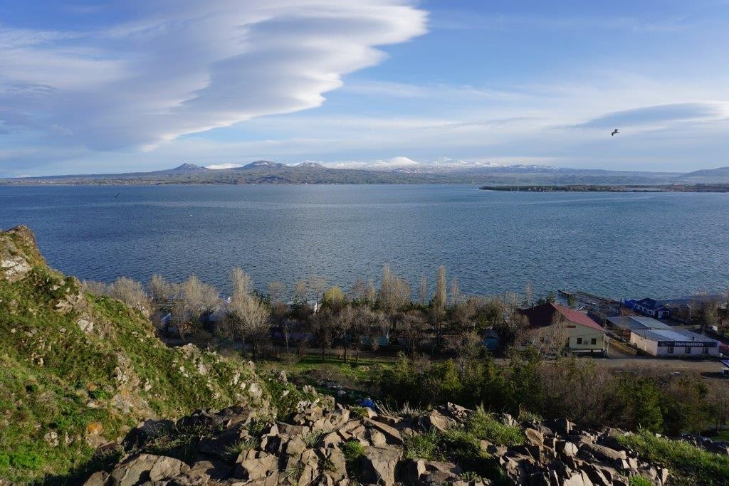 Výhled na jezero Sevan a Geghamské hory v pozadí