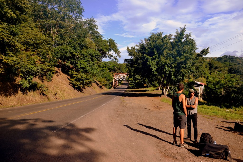 U vesnice Lagartos ¦Čekání na bus do Nikaragui