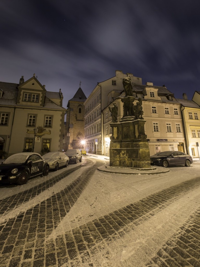 zasněžená noční Praha