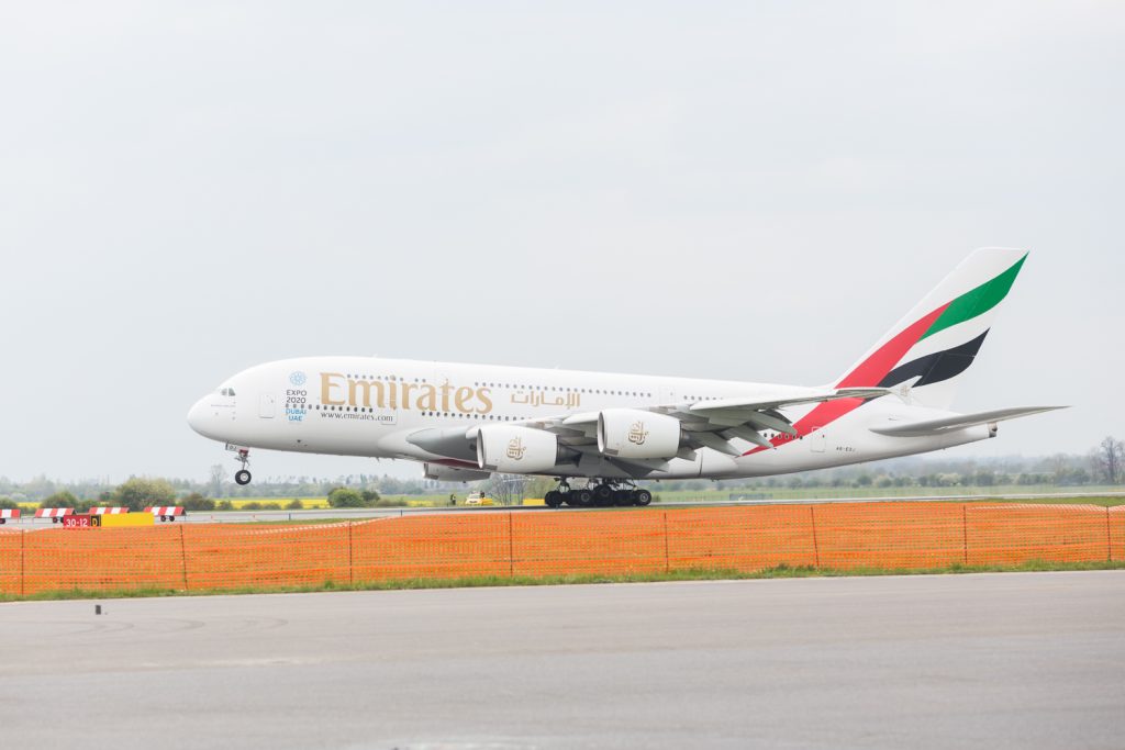 1: Emirates A380 přistává na letišti Václava Havla v Praze dne 1. května 2016