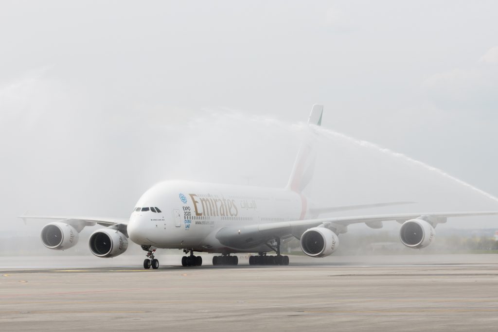 Vodní děla vítají letoun Emirates A380 při přistání v Praze dne 1. května 2016