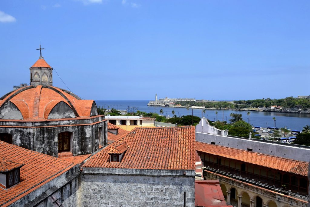 hotel Ambos Mundos vyhlidka z terasy na katedralu a pevnost  El Morro