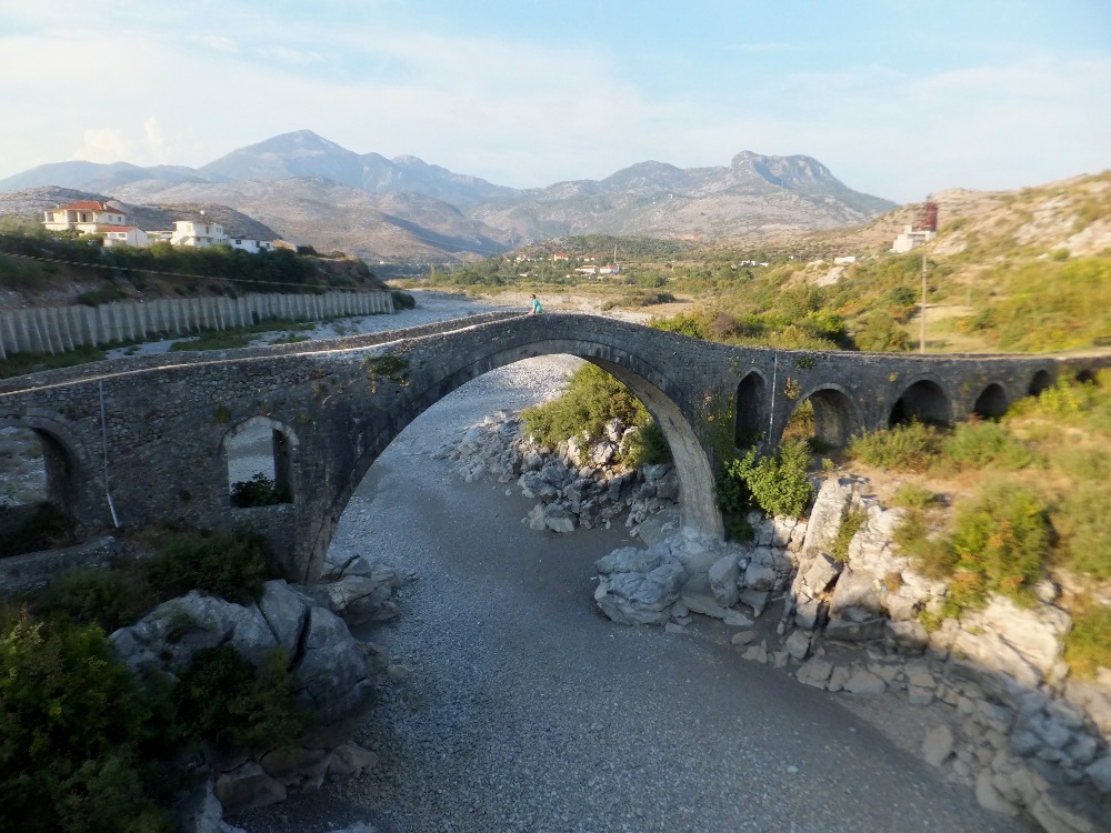 Mes Bridge, Albánie