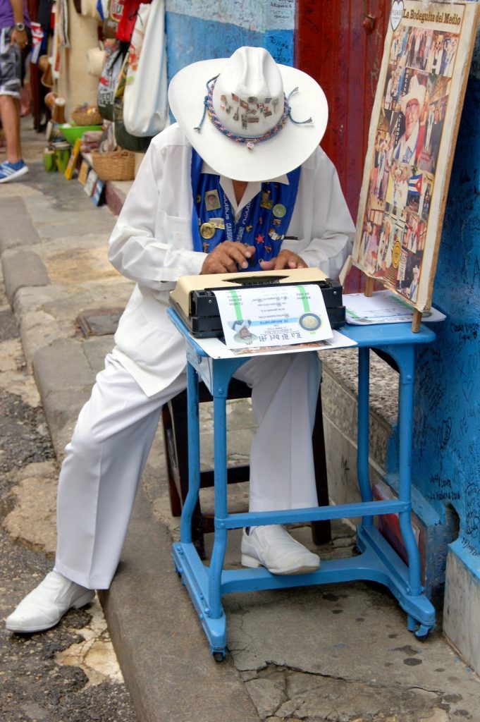  pisař v kosili guayabera