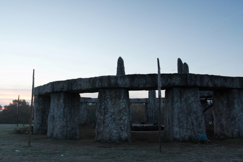 Kopie Stonehenge v Česku. Společnost Film United ve spolupráci s barrandovskými ateliery