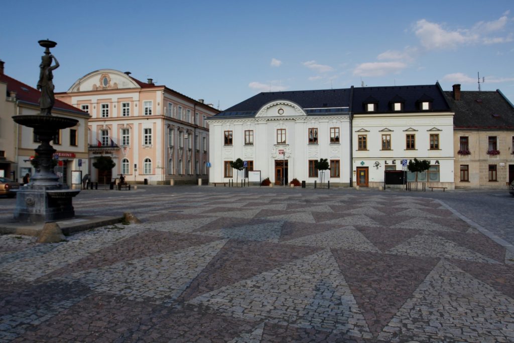 náměstí Mohelnice v čele s městskou radnicí