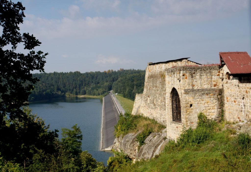 hrad a vodní nádrž Dobczyce